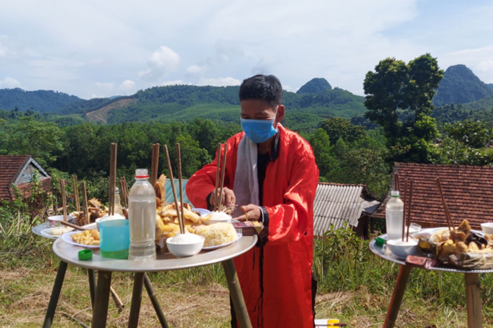 Lễ cúng thần rừng của người Mã Liềng
