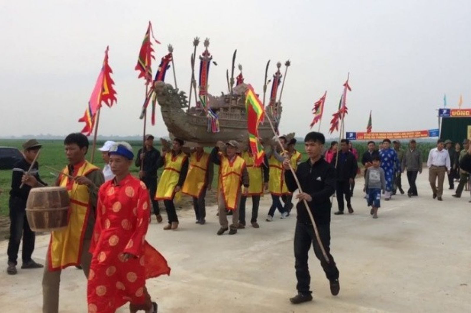 Lễ hội được tổ chức định kỳ 3 năm một lần