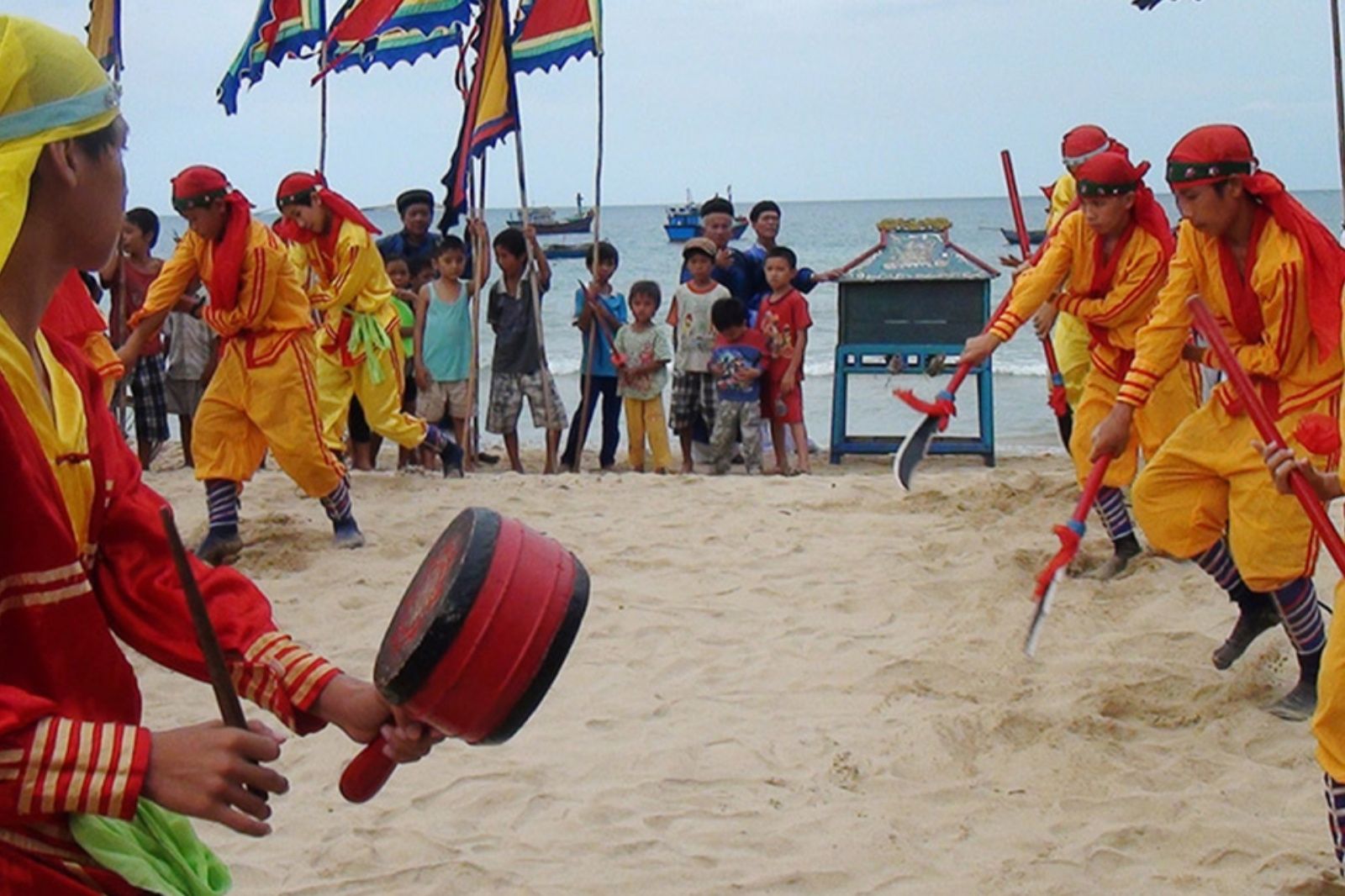 Lễ hội được tổ chức định kỳ hàng năm