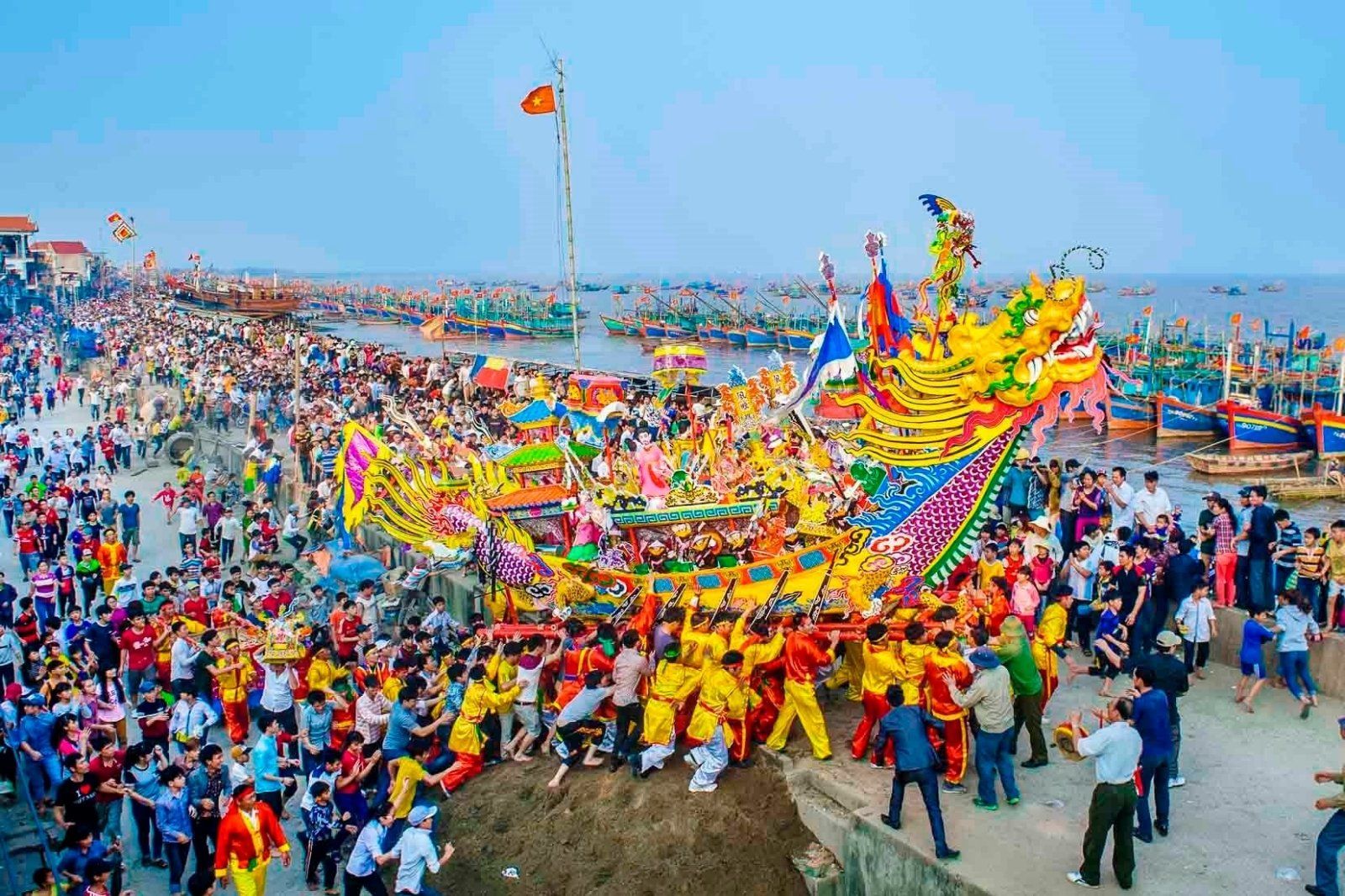 Lễ hội thể hiện lòng thành kính của ngư dân với Cá Ông - Cá Bà