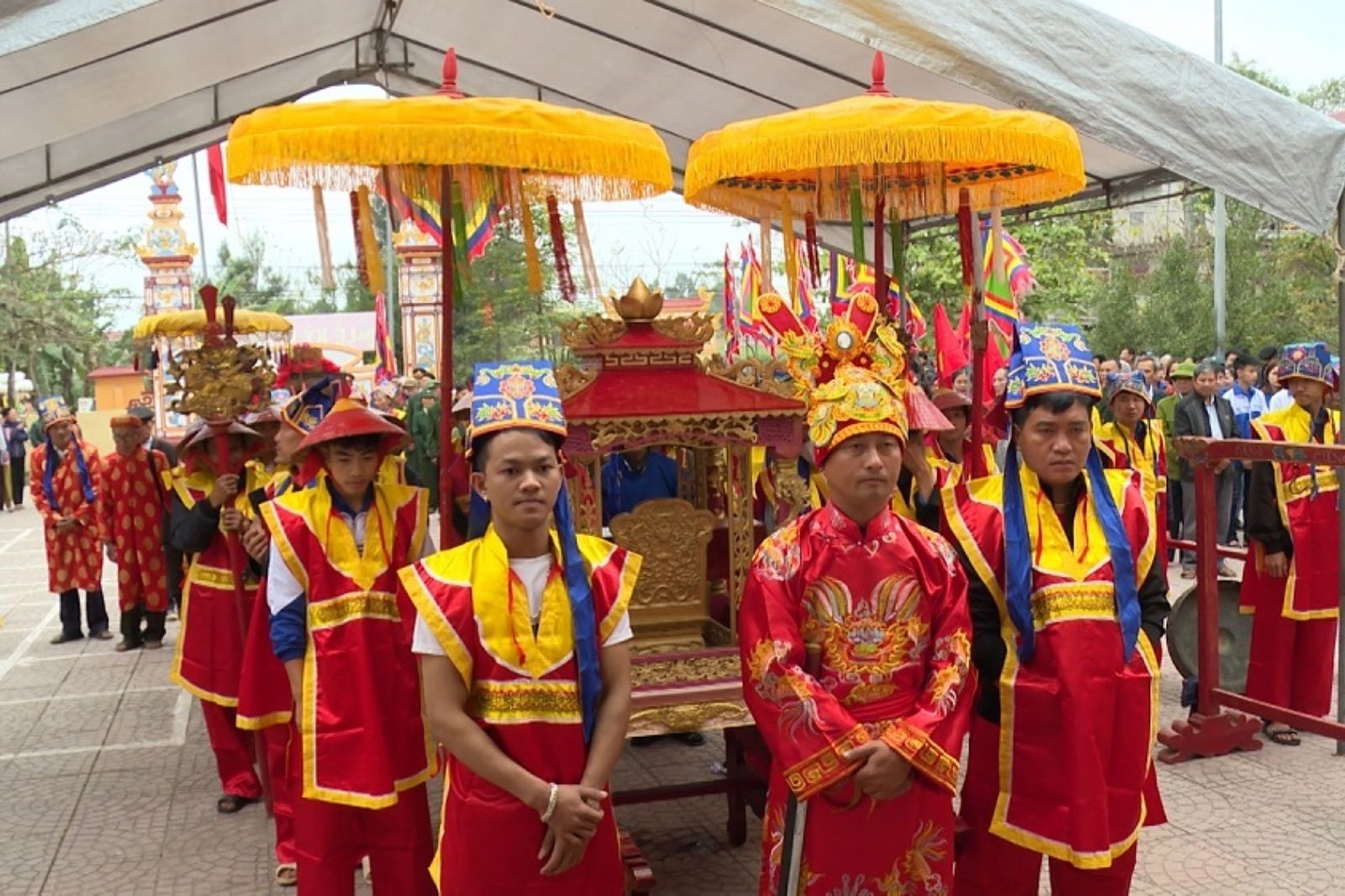 Lễ rước kiệu trang trọng, đầy quy củ