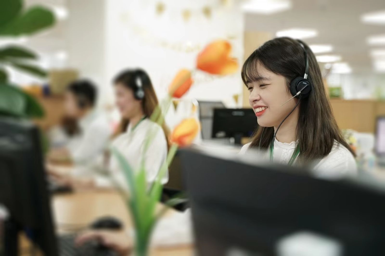 Liên hệ với hotline ngân hàng để được hỗ trợ