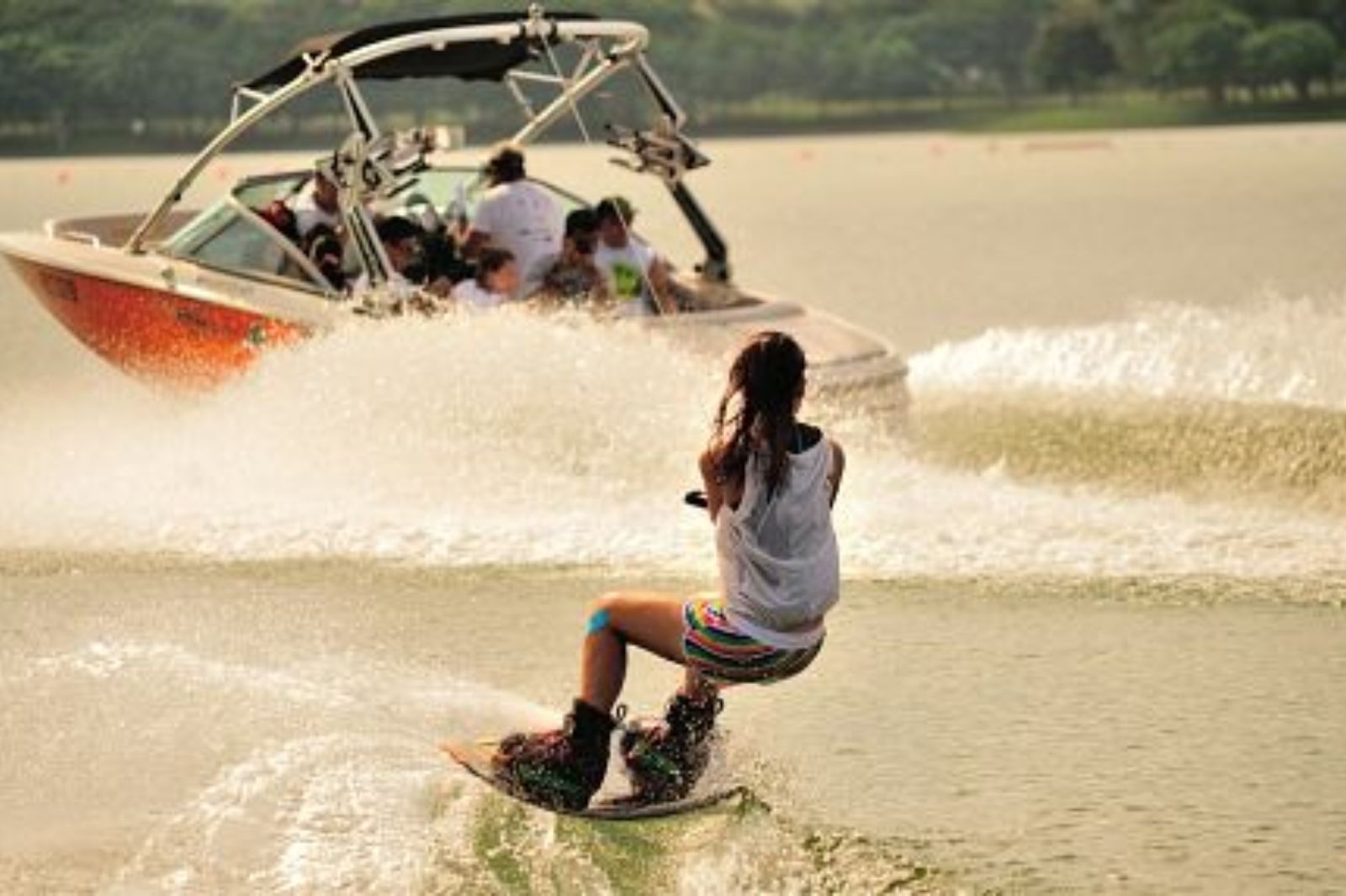 Lướt ván bằng cano kéo cũng là một trải nghiệm đầy hấp dẫn