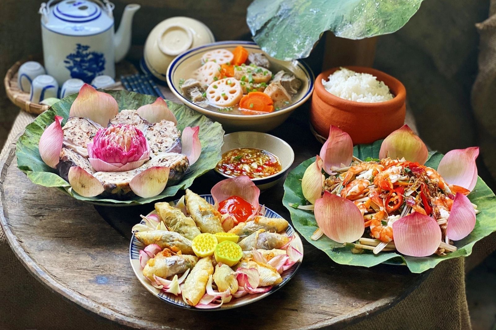 Mâm cơm với những món ngon từ sen