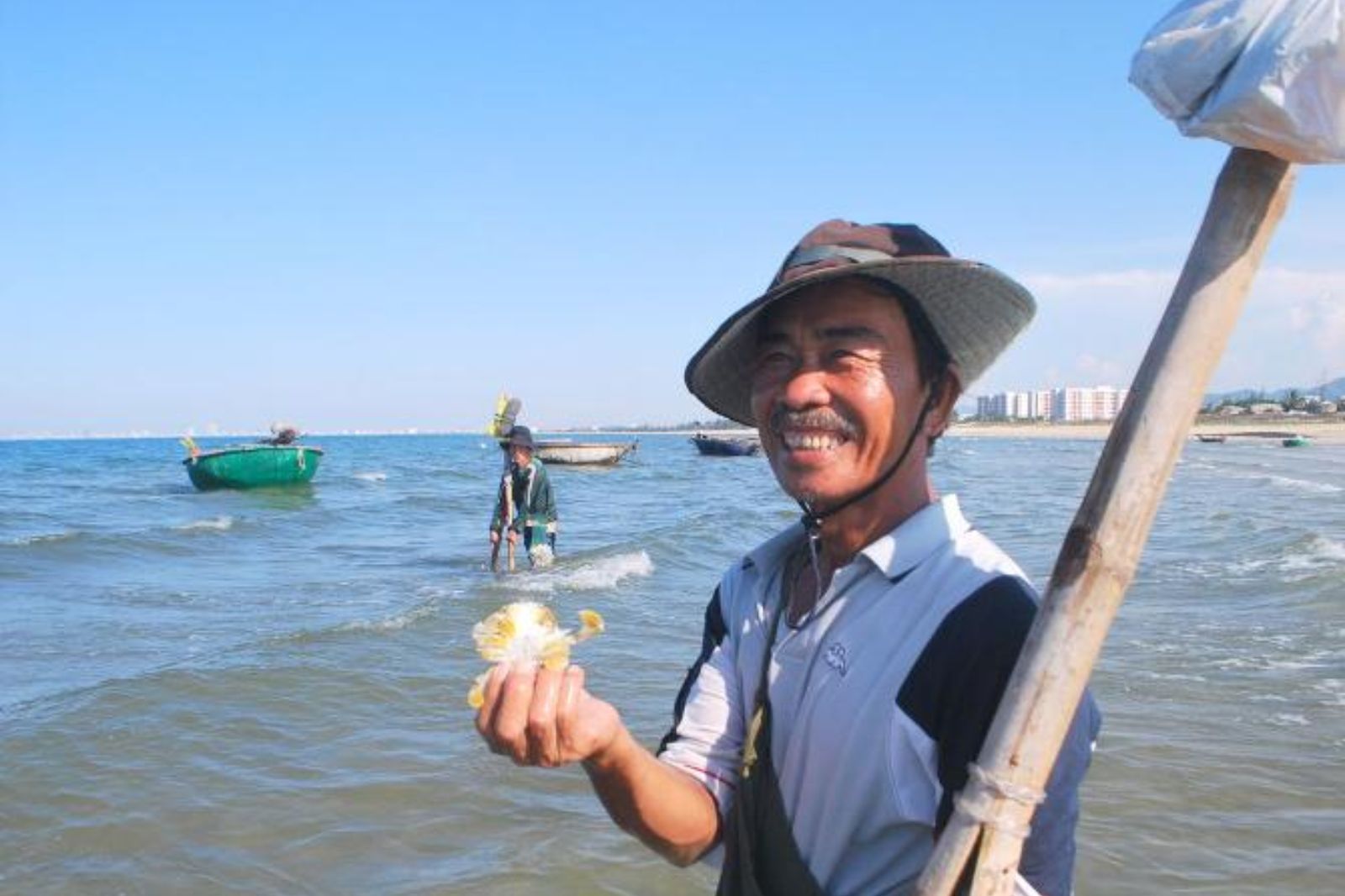 Mang lại một phần thu nhập cho người dân vùng biển