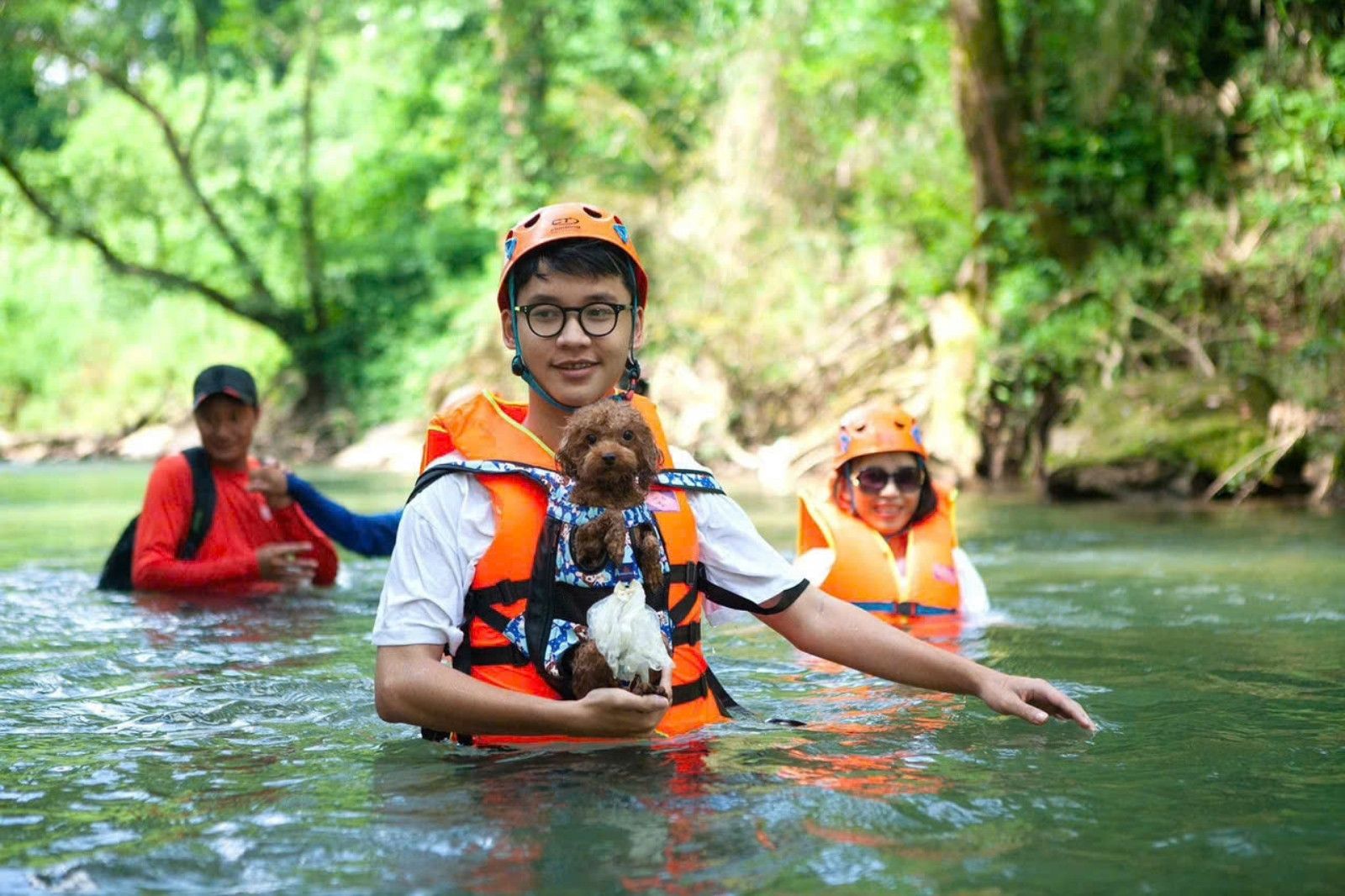 Mang theo các vật dụng cần thiết khi tham gia hoạt động dưới nước