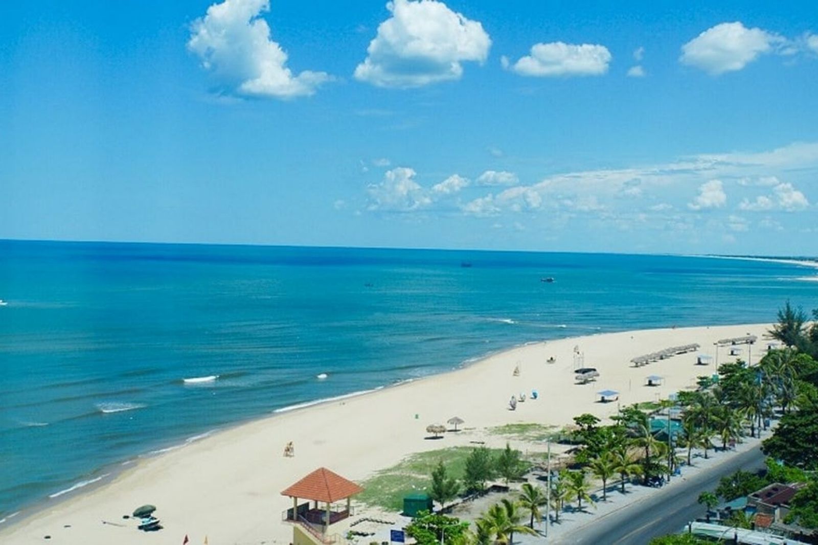 Màu nước biển xanh ngắt của Nhật Lệ