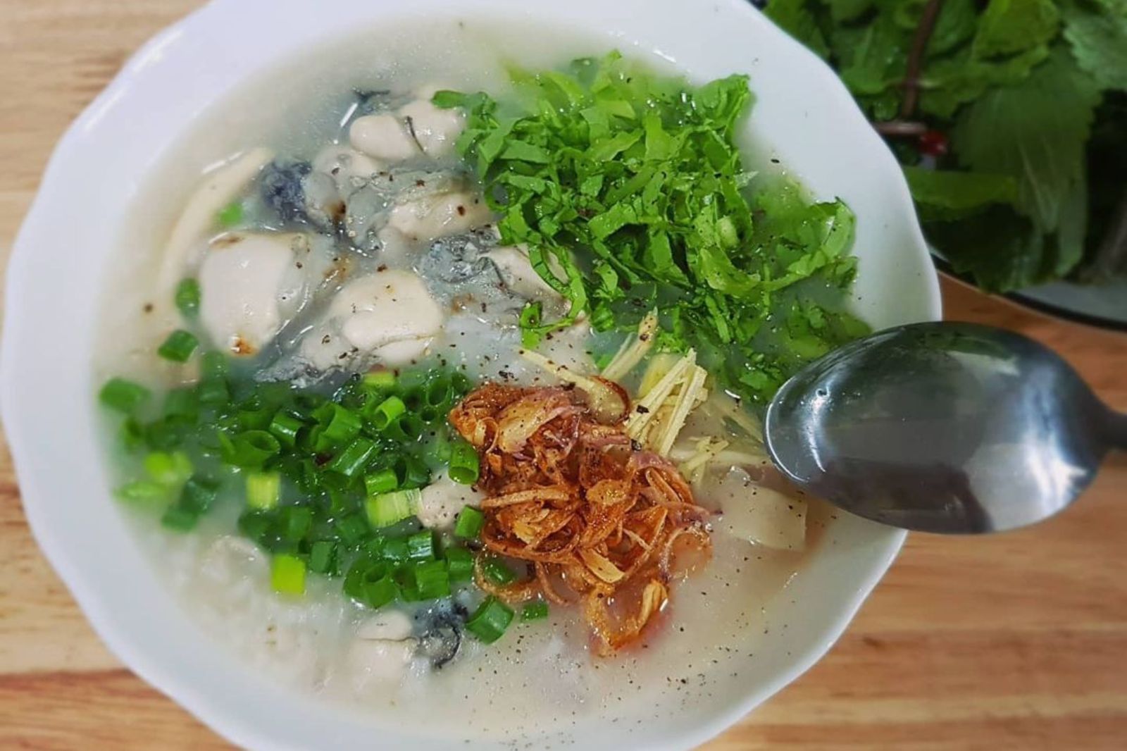 Mỗi quán cháo hàu mang cho mình một hương vị đặc trưng