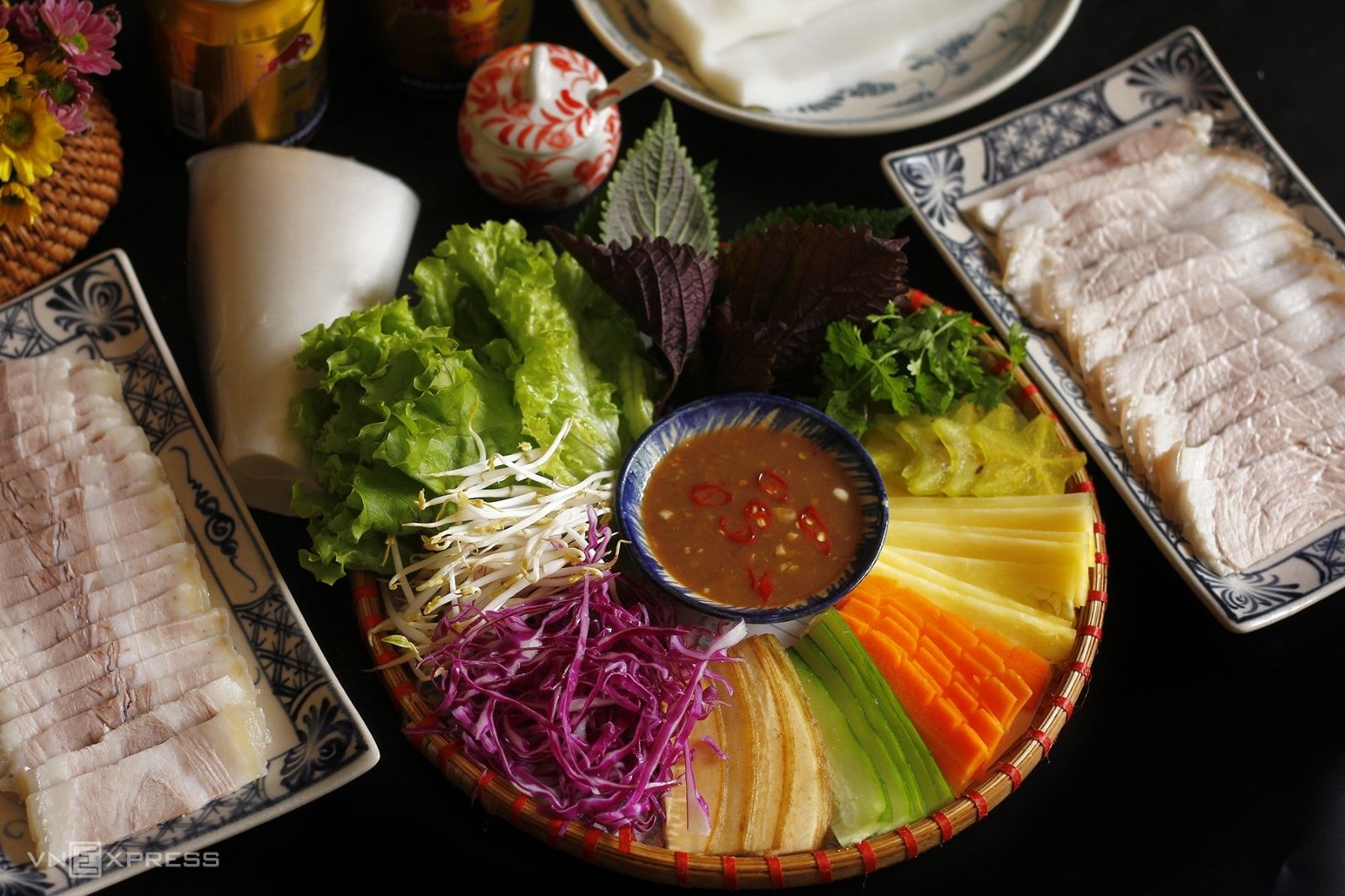 Món bánh tráng cuốn thịt heo hai đầu da nổi tiếng của Đà Nẵng