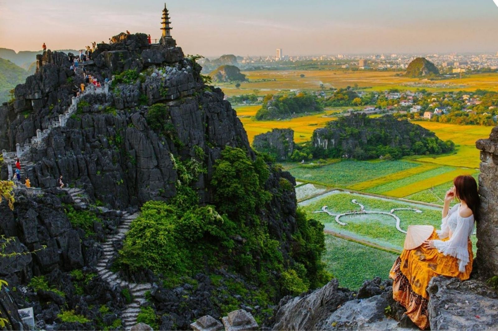 Một Ninh Bình đẹp vô thực từ đỉnh Ngoạ Long