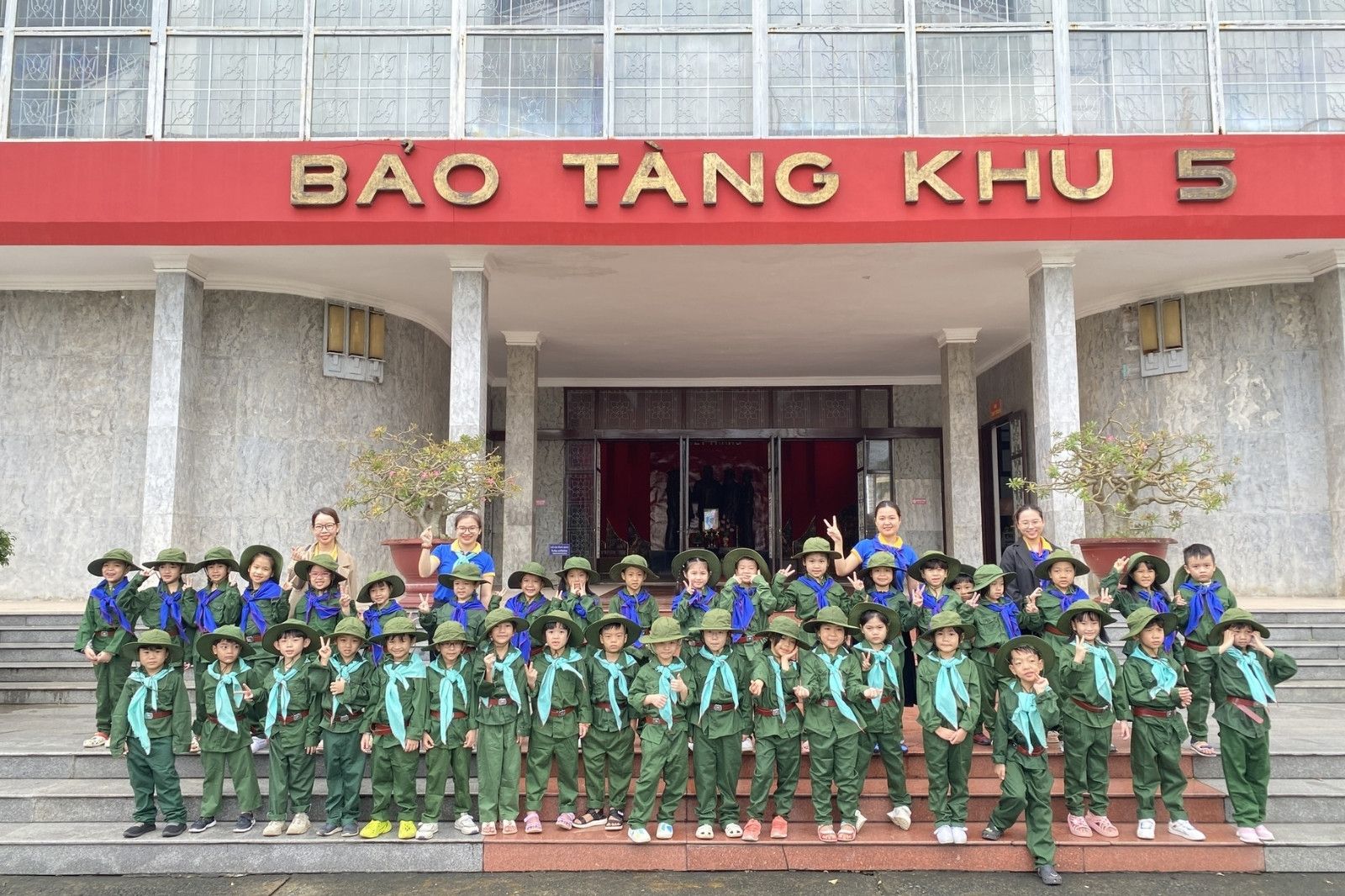 Một chuyến ghé thăm của các em học sinh tại Bảo tàng Quân khu 5