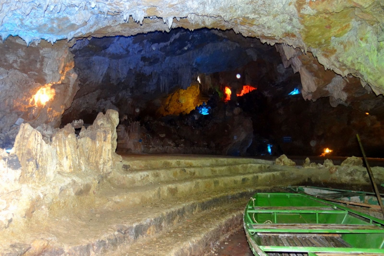 Một chuyến tham quan chiêm ngưỡng những khối đá được kiến tạo bởi thời gian