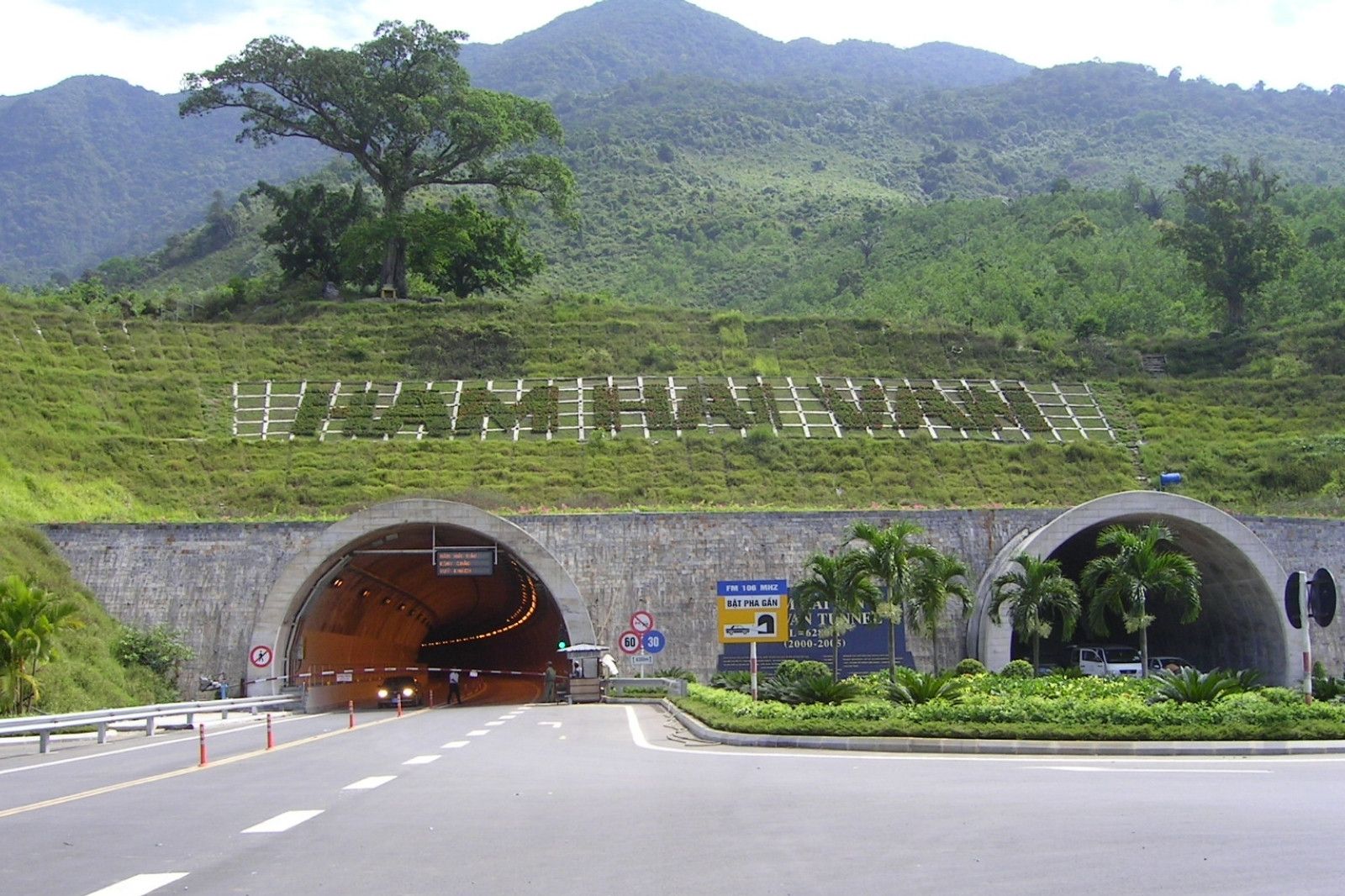 Một công trình "nghìn tỷ" xuất hiện giữa lòng Trường Sơn trùng điệp