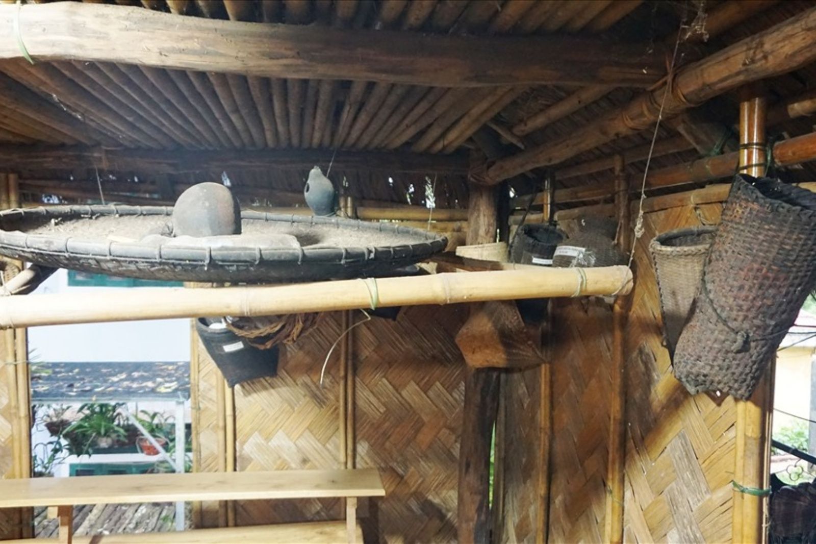 Một góc bên trong nhà sàn