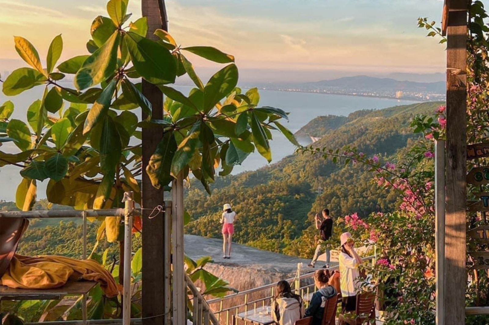 Một góc quán cà phê Hòn Đá Thuyền