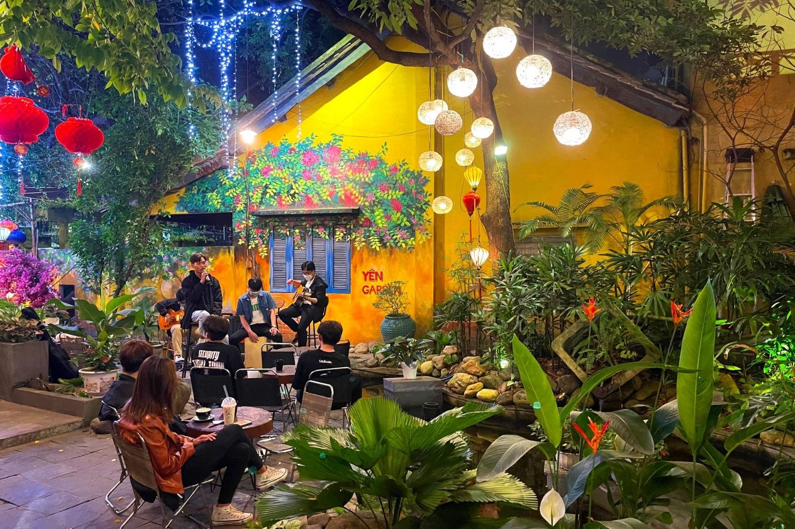 Một góc sân vườn ở Yên Coffee