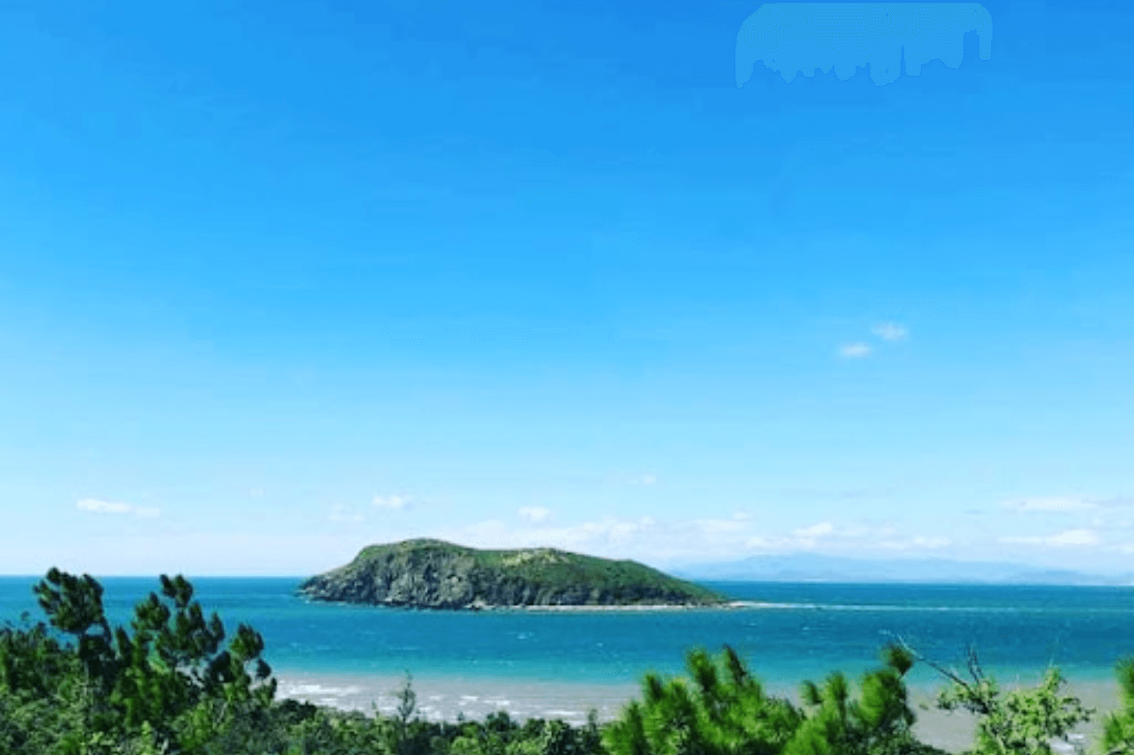 Một khung cảnh nhìn từ Vũng Chùa ra Đảo Yến