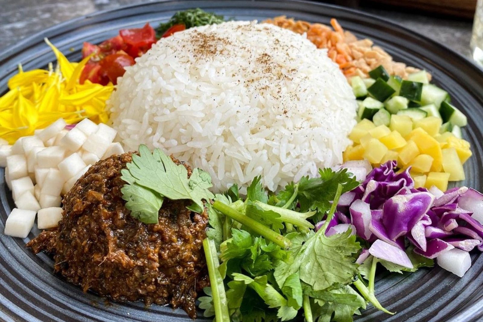 Một món ăn tinh tế, một bức tranh đầy màu sắc được bày biện trên đĩa