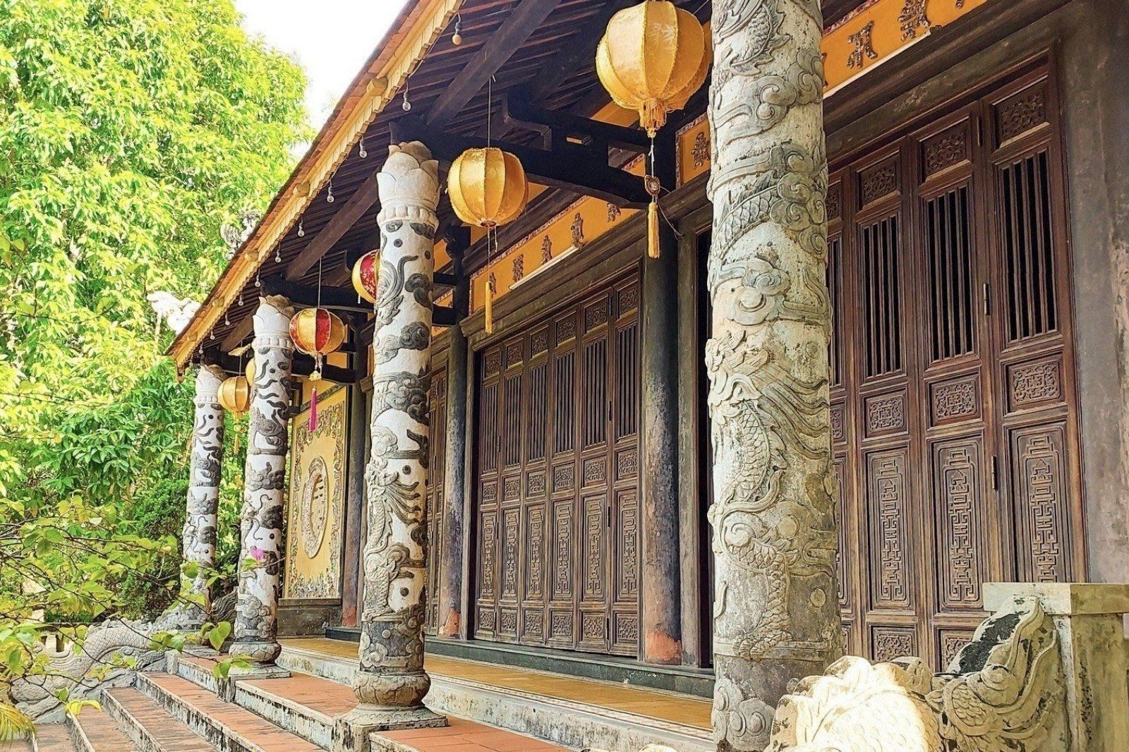 Một phần kiến trúc bên ngoài ngôi cổ tự