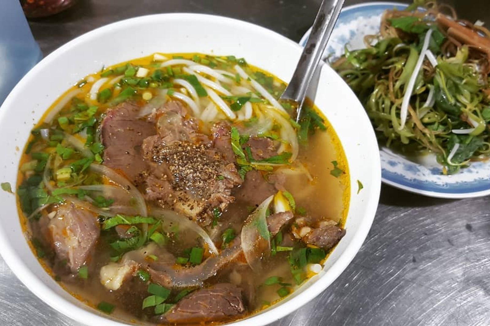 Một tô bún bò Huế vừa đủ cho bữa tối