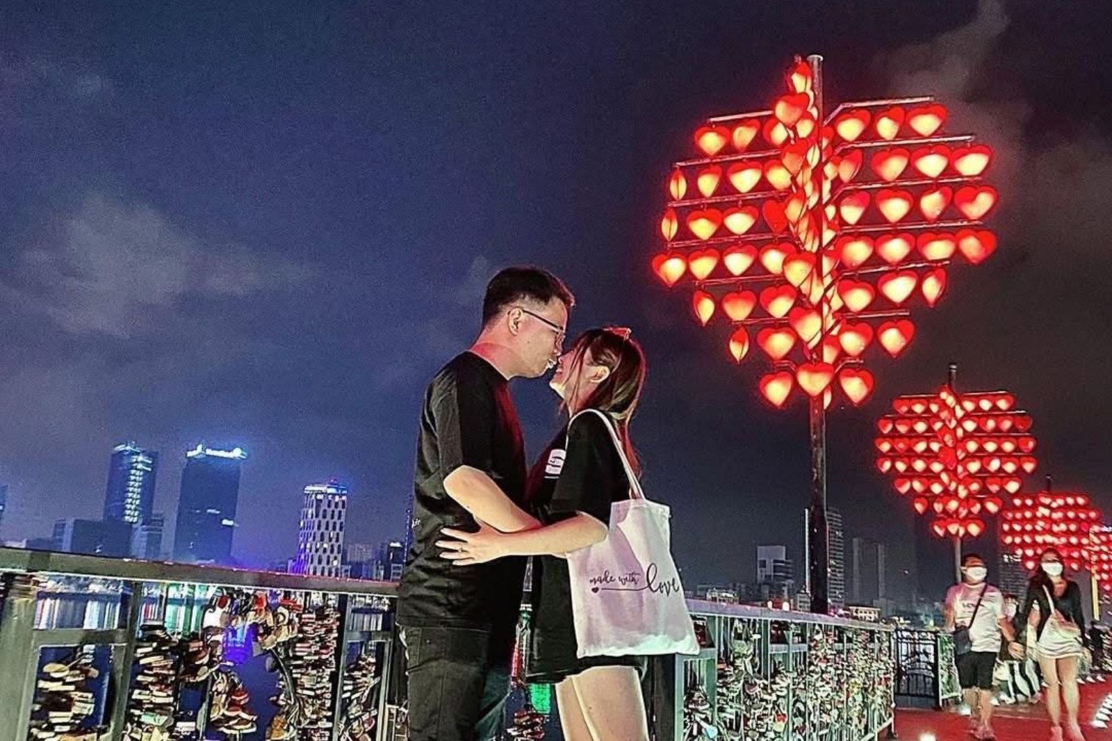 Một trải nghiệm ấn tượng tại Đà Nẵng với cầu tình yêu