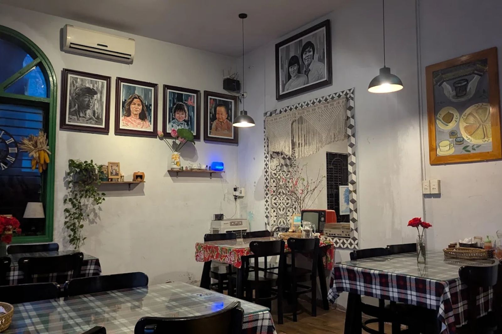 Mr. Bull Restaurant Quảng Bình sở hữu không gian giản dị với giá cả phải chăng