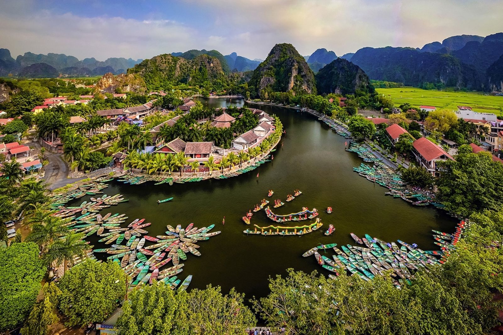 Mùa xuân Ninh Bình với nhiều lễ hội đặc sắc