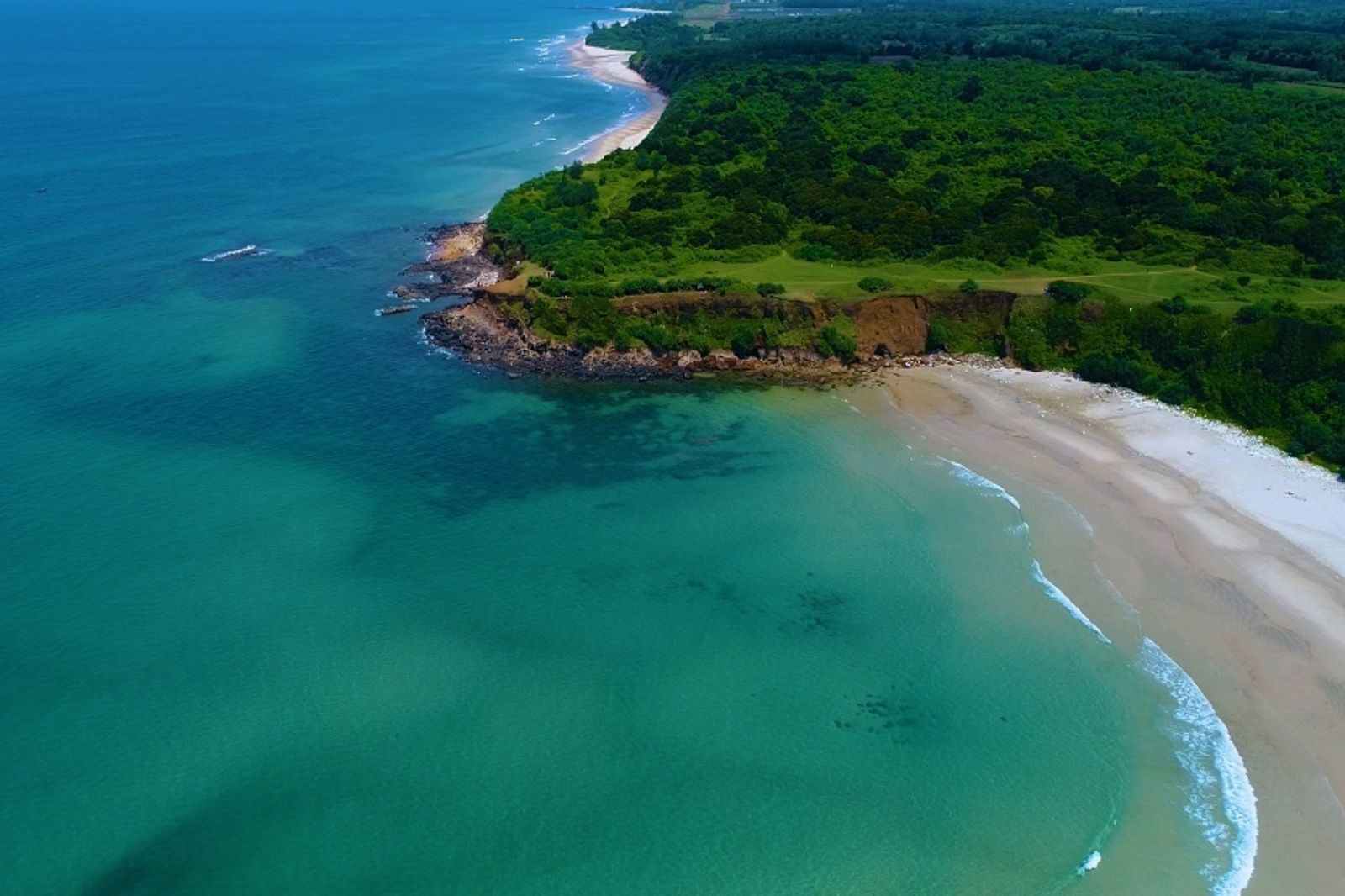 Mũi Trèo có vẻ đẹp của cả núi và biển