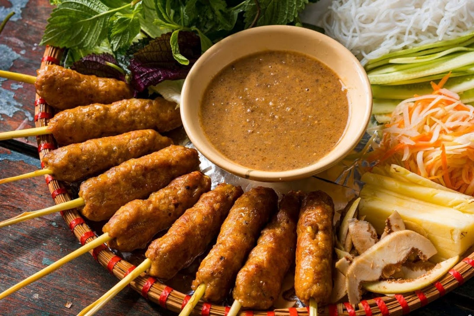 Nem lụi Huế với tạo hình tròn dài đặc trưng