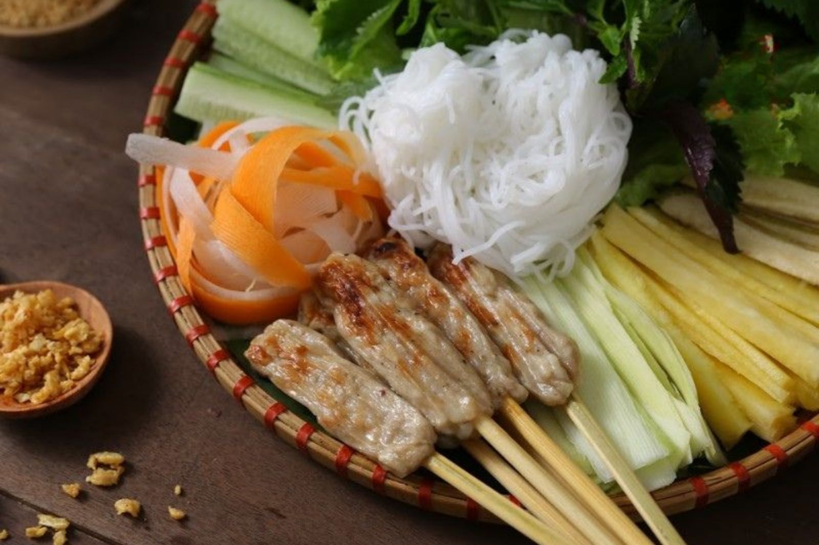 Ảnh: Nem lụi Quảng Trị được tạo hình dẹt dài