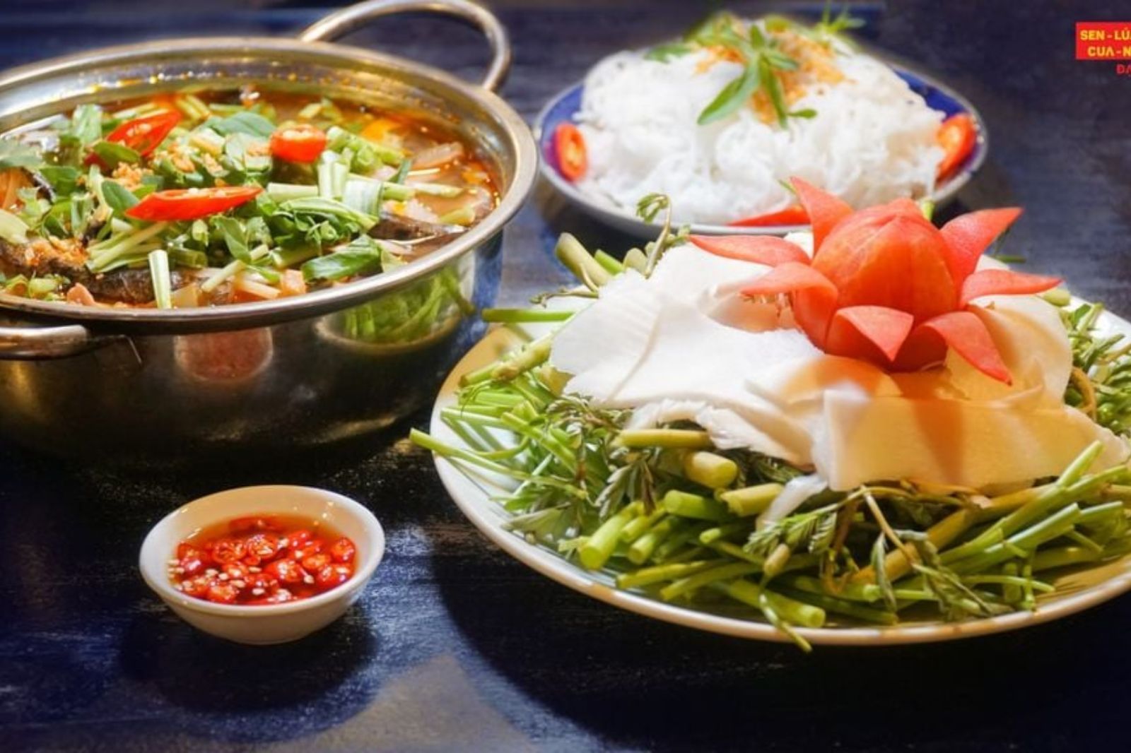 Nên chọn các quán ăn gần Phong Nha vì cá chình ở đây thường ngon hơn 