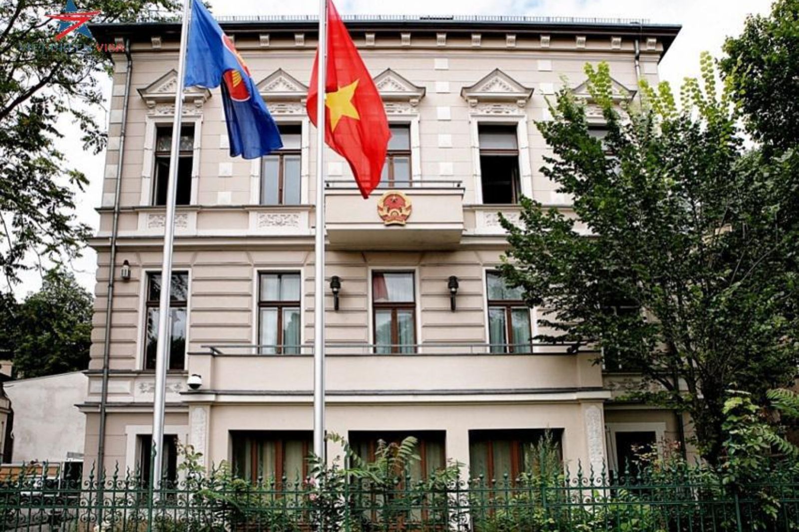 Nếu bạn làm mất passport hãy liên hệ với đại sứ quán