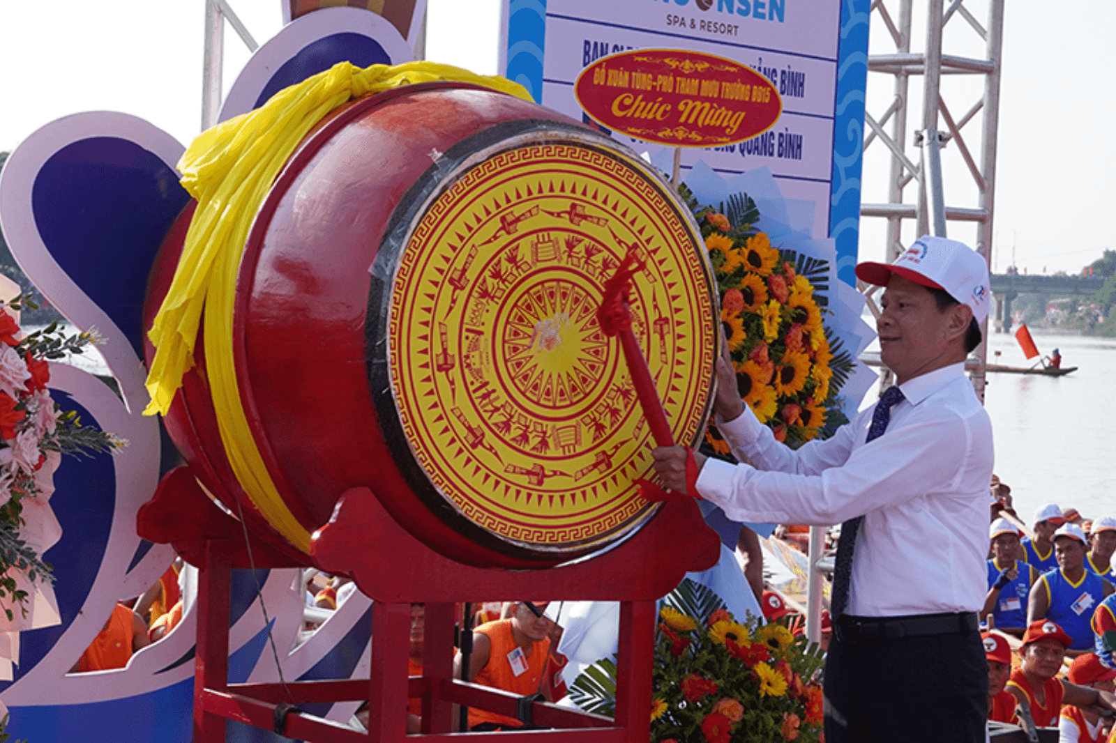 Nếu có cơ hội bạn có thể ghé Quảng Bình vào dịp lễ 2/9 để xem hội đua thuyền truyền thống 