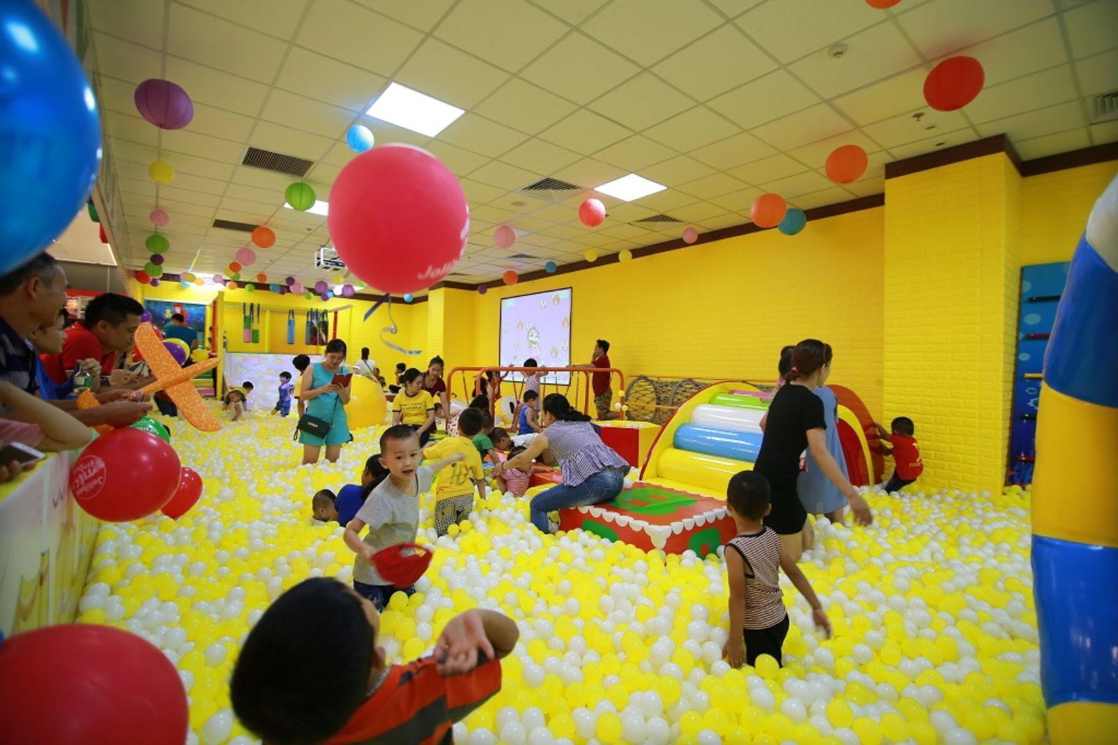 Nếu gia đình bạn có trẻ em thì có thể ghé khu vui chơi trẻ em HD Kids