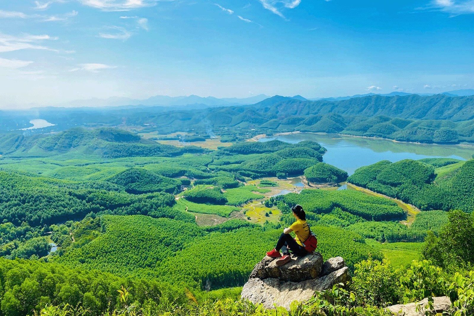 Ngắm cả kinh kỳ từ đỉnh Hòn Vượn