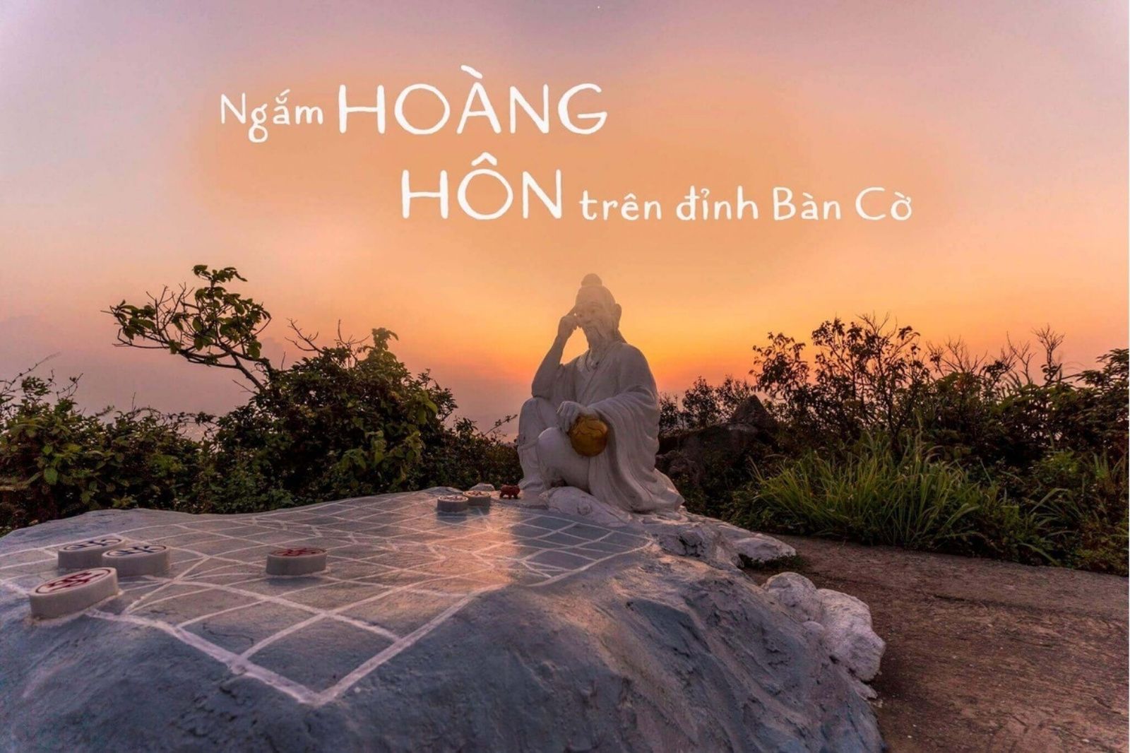 Ngắm hoàng hôn trên đỉnh Bàn Cờ