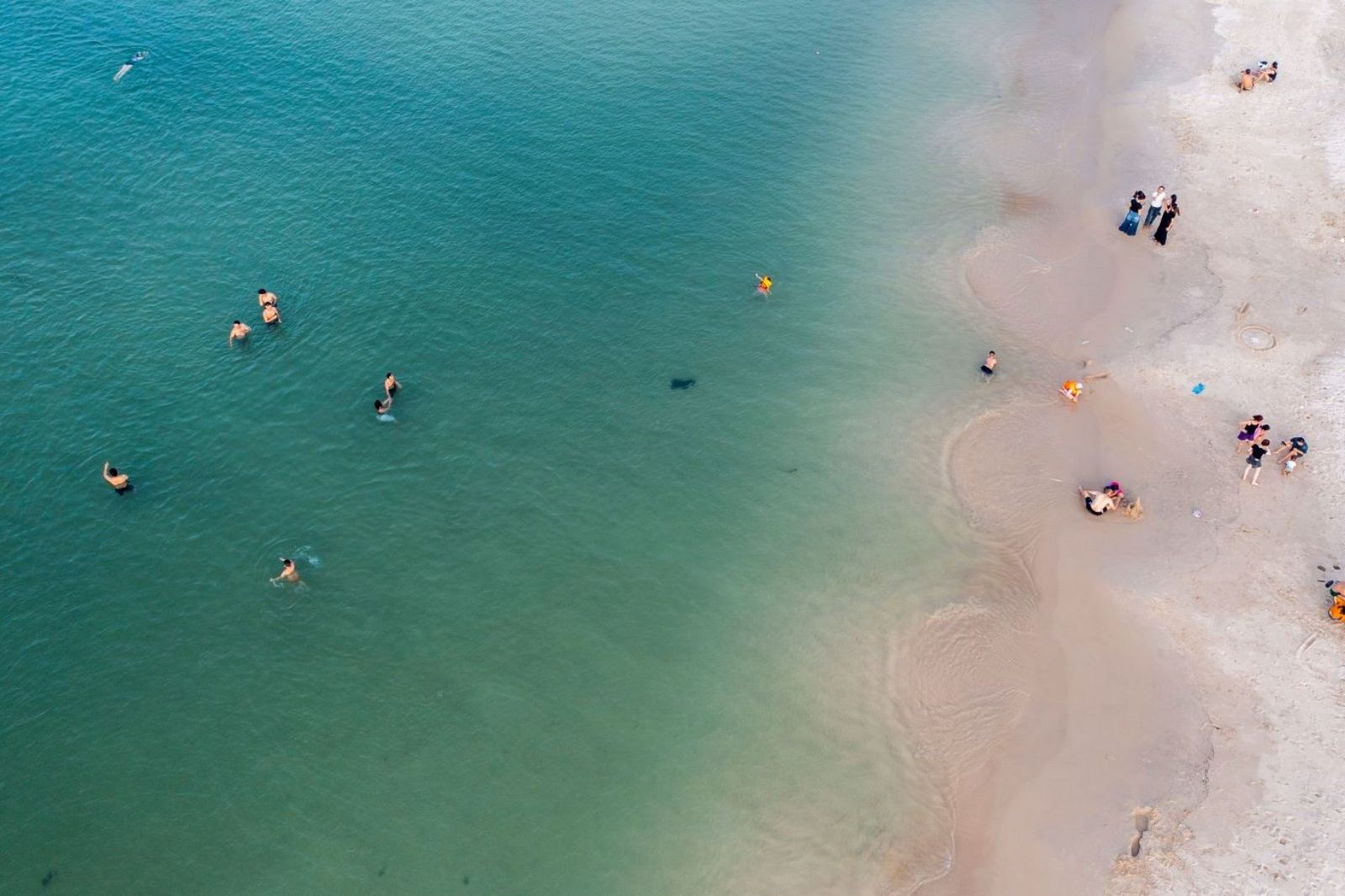 Ngâm mình dưới làn nước biển mát lạnh