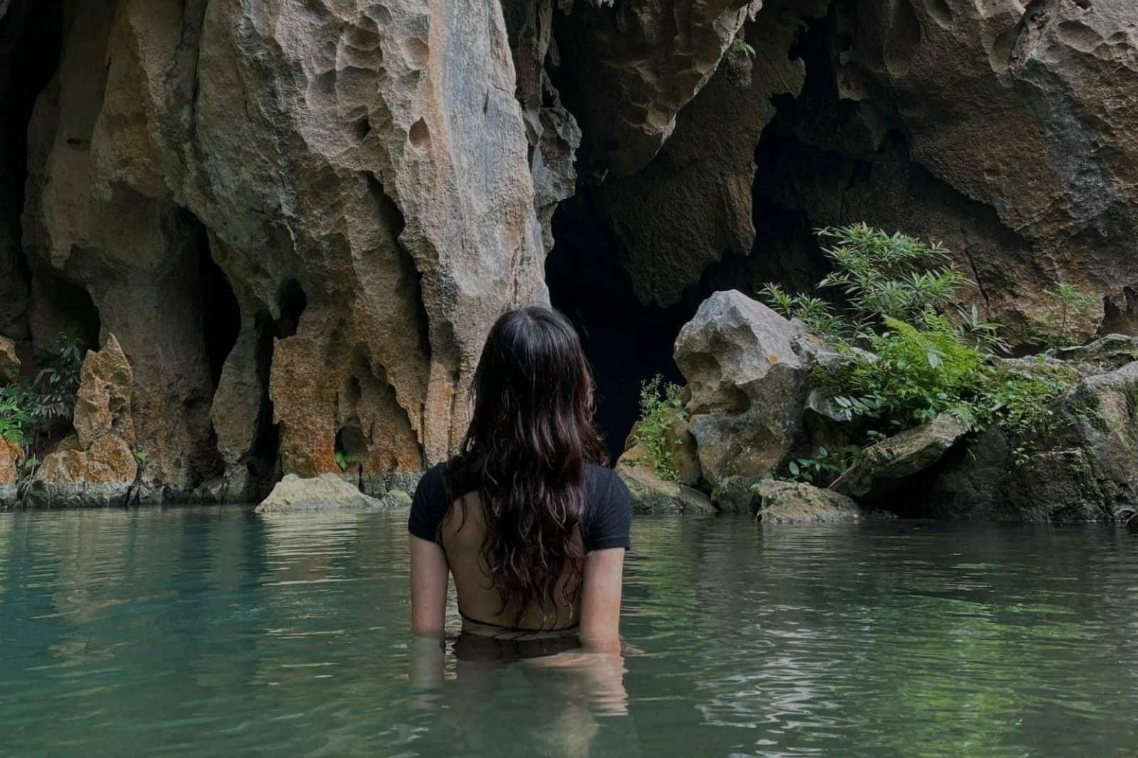Ngâm mình trong làn nước xanh mát của Hang Thủy Cung