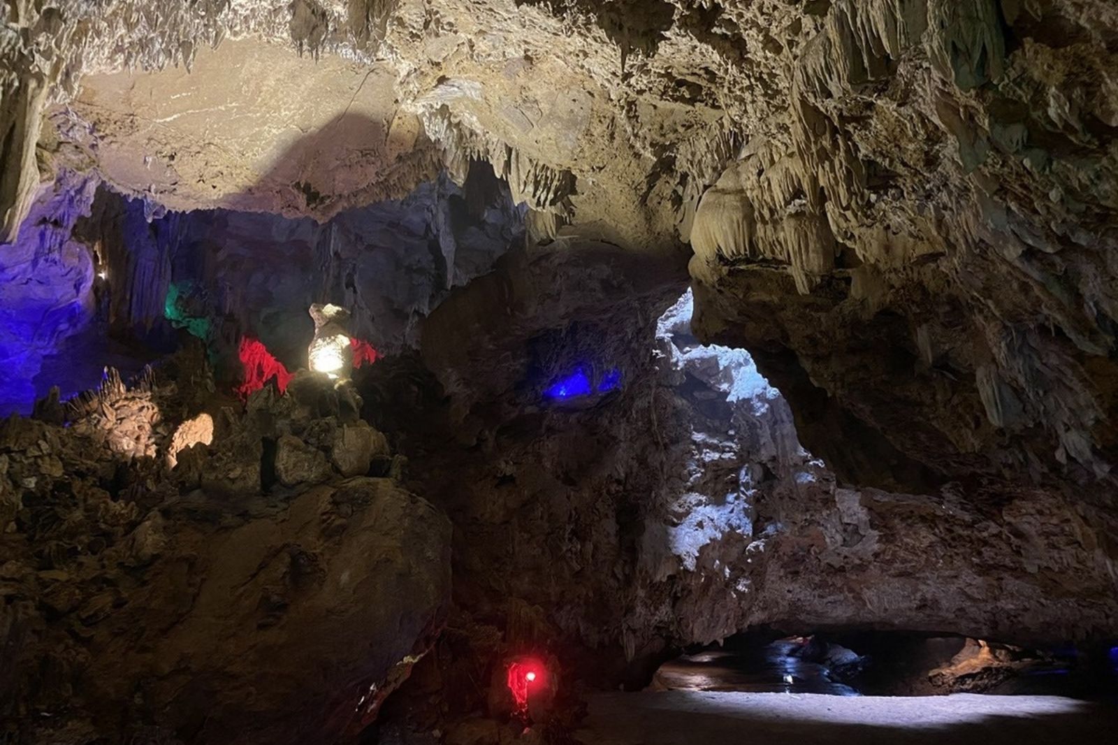 Ngắm nhìn "dải ngân hà" bên trong lòng núi