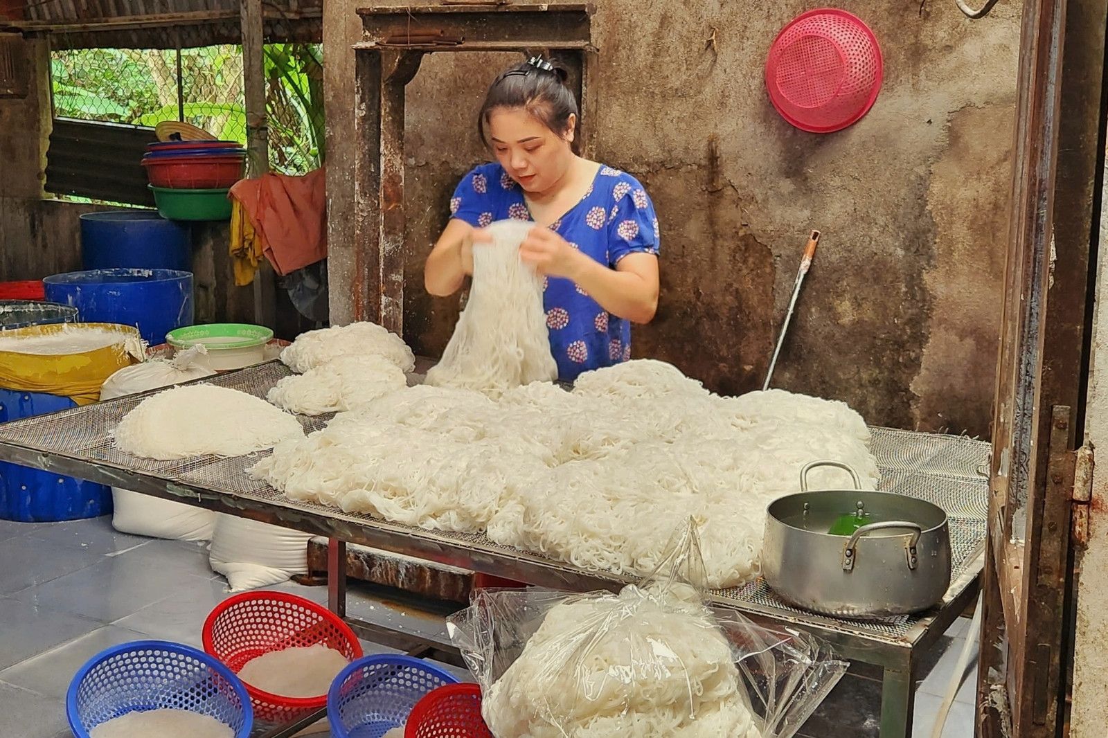 Nghề làm bún gắn liền với đời sống của người dân làng Cẩm Thạch