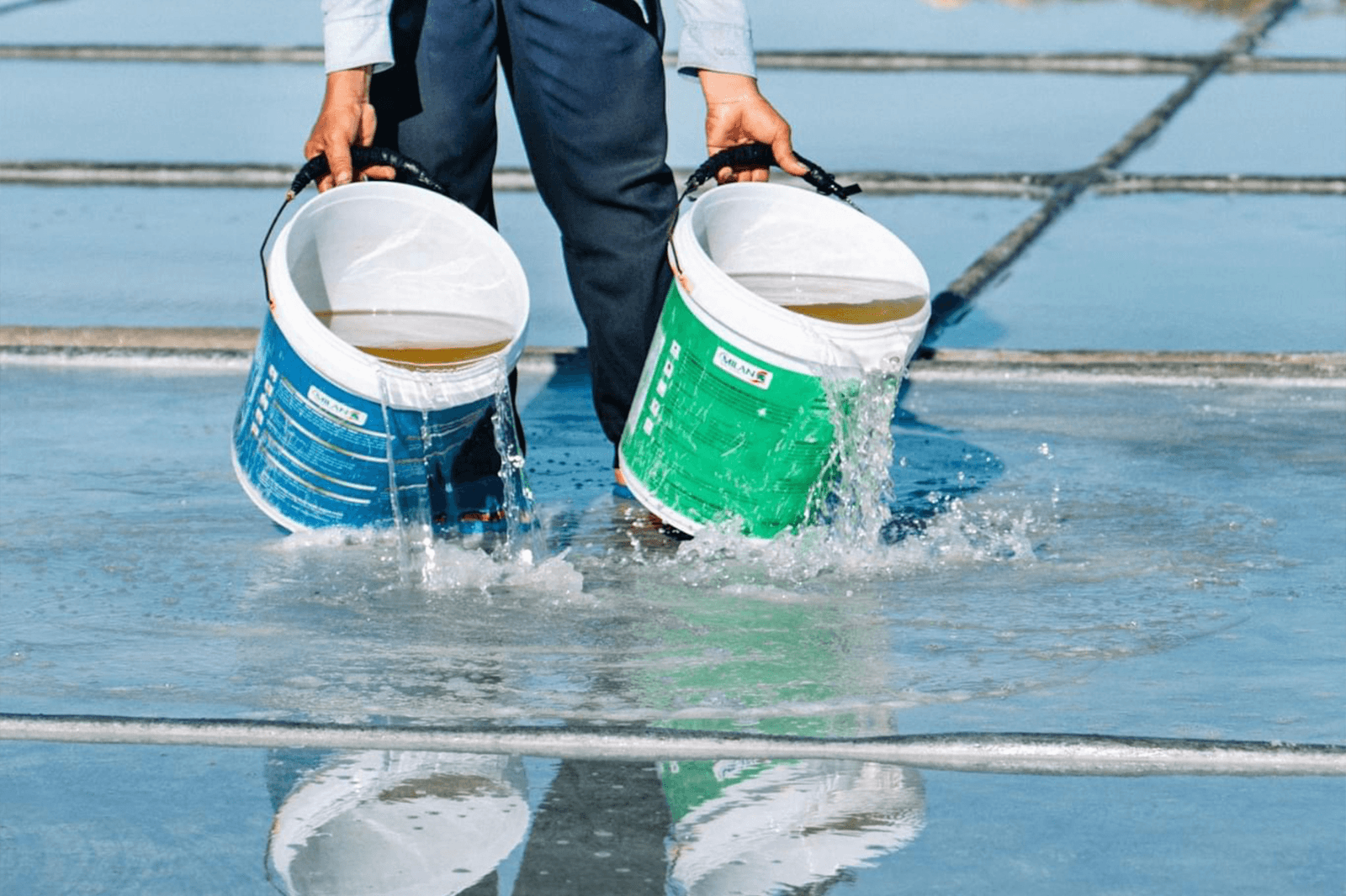 Nghề làm muối đã gắn bó với dân làng chài qua nhiều thế hệ 