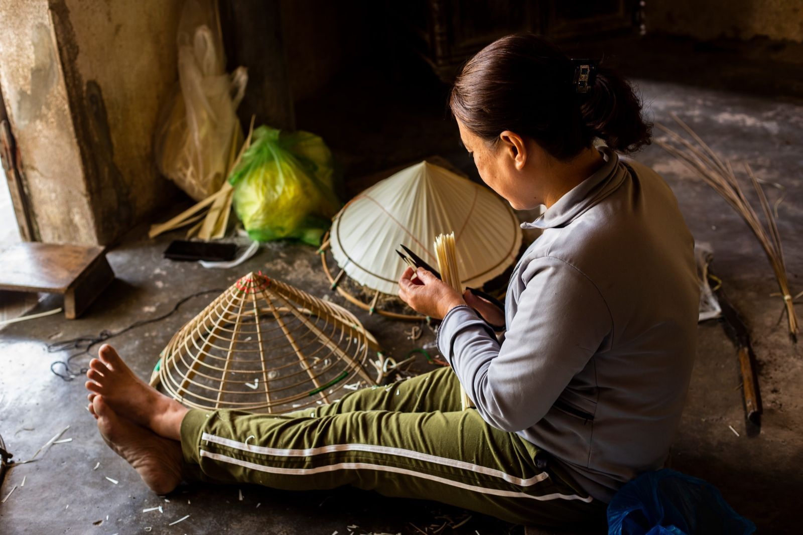 Nghề làm nón gắn liền với hình ảnh các bà các mẹ