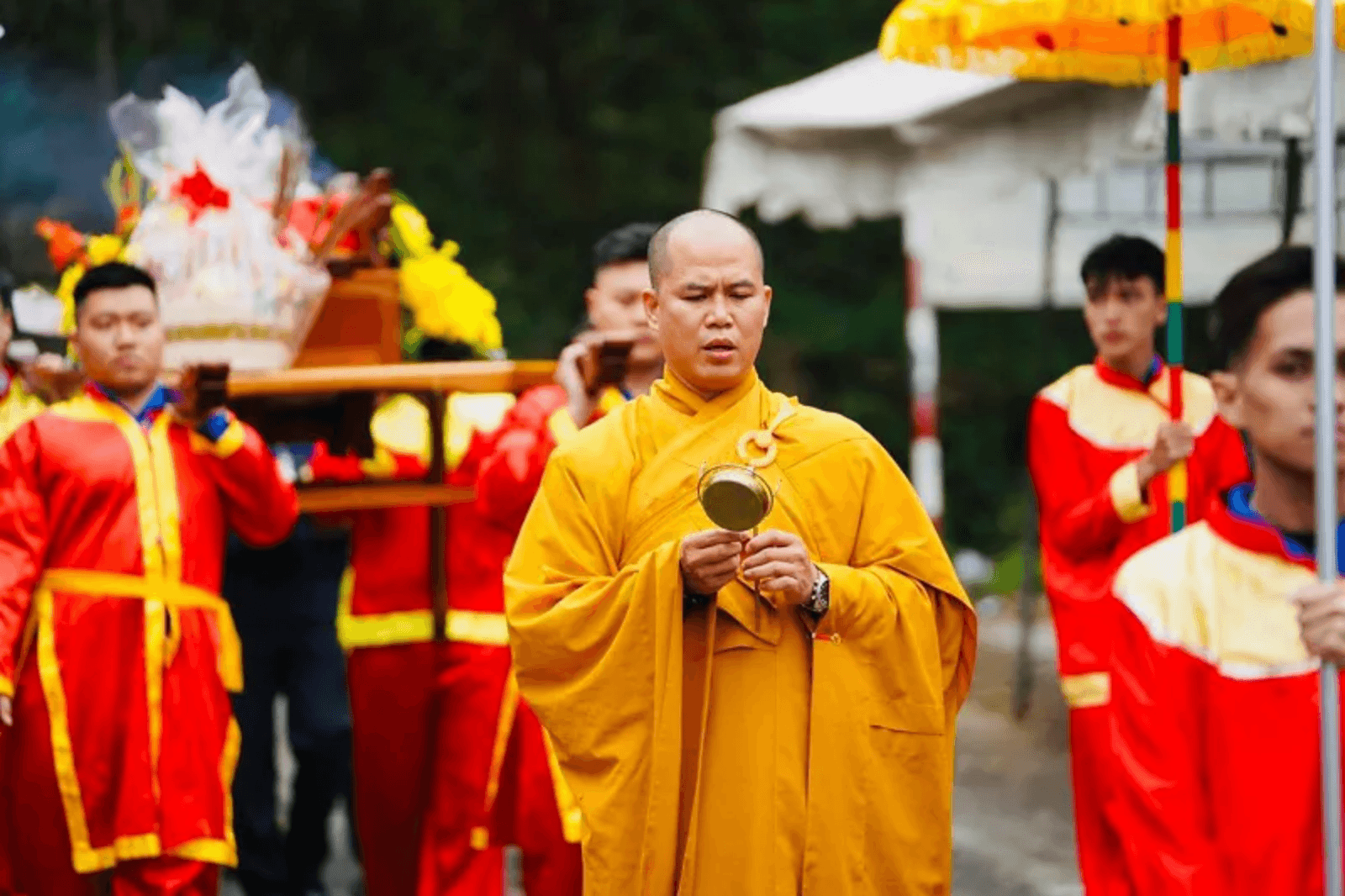 Nghi lễ rước nước từ Giếng Tiên trên đỉnh núi xuống chùa 