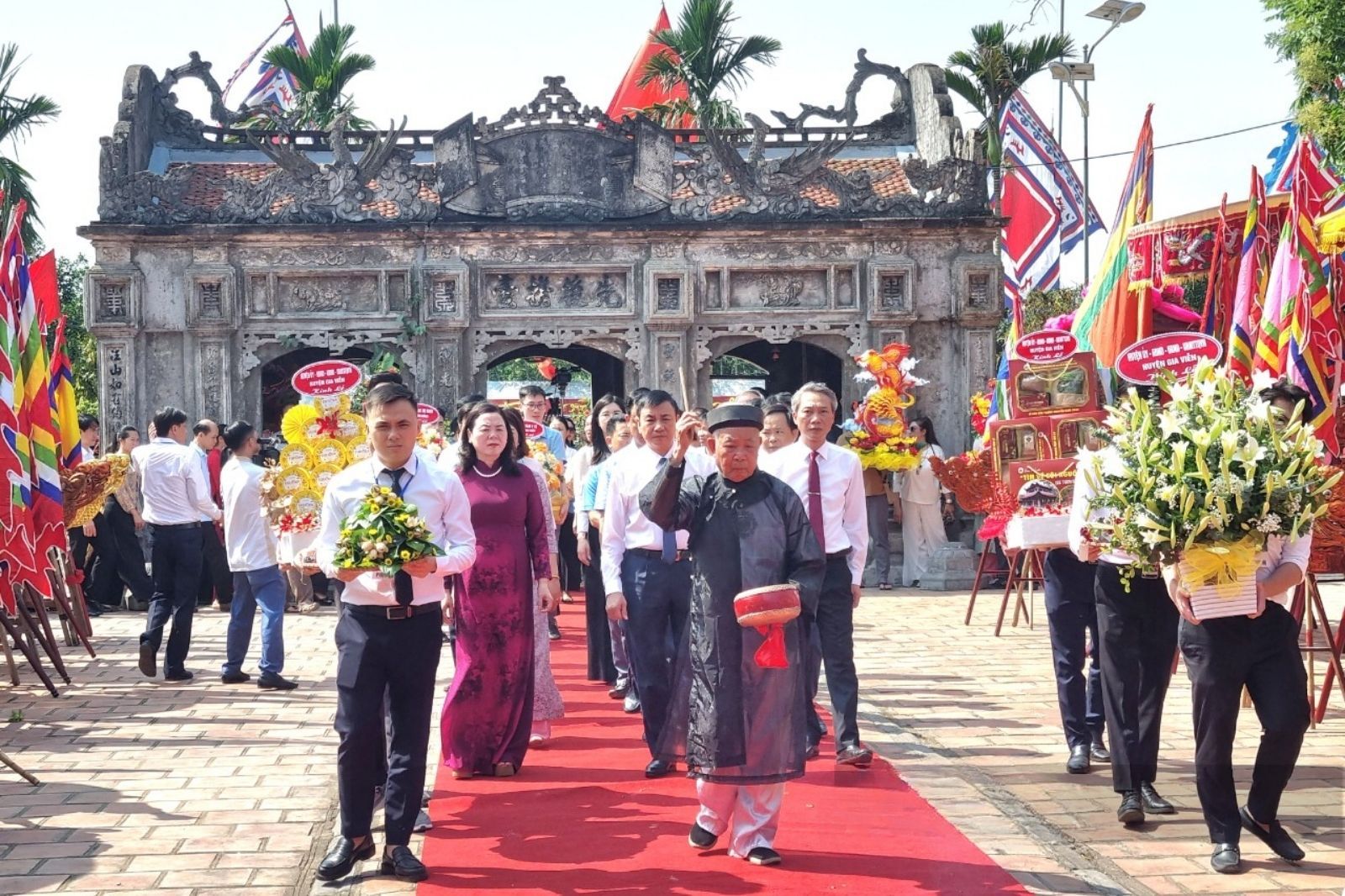 Nghi lễ trang nghiêm ở hội đền Thánh Nguyễn