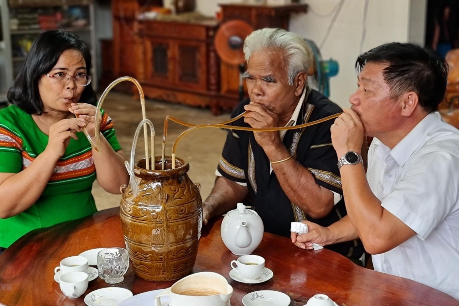 Nghi thức uống rượu cần rất trang trọng và có quy tắc riêng