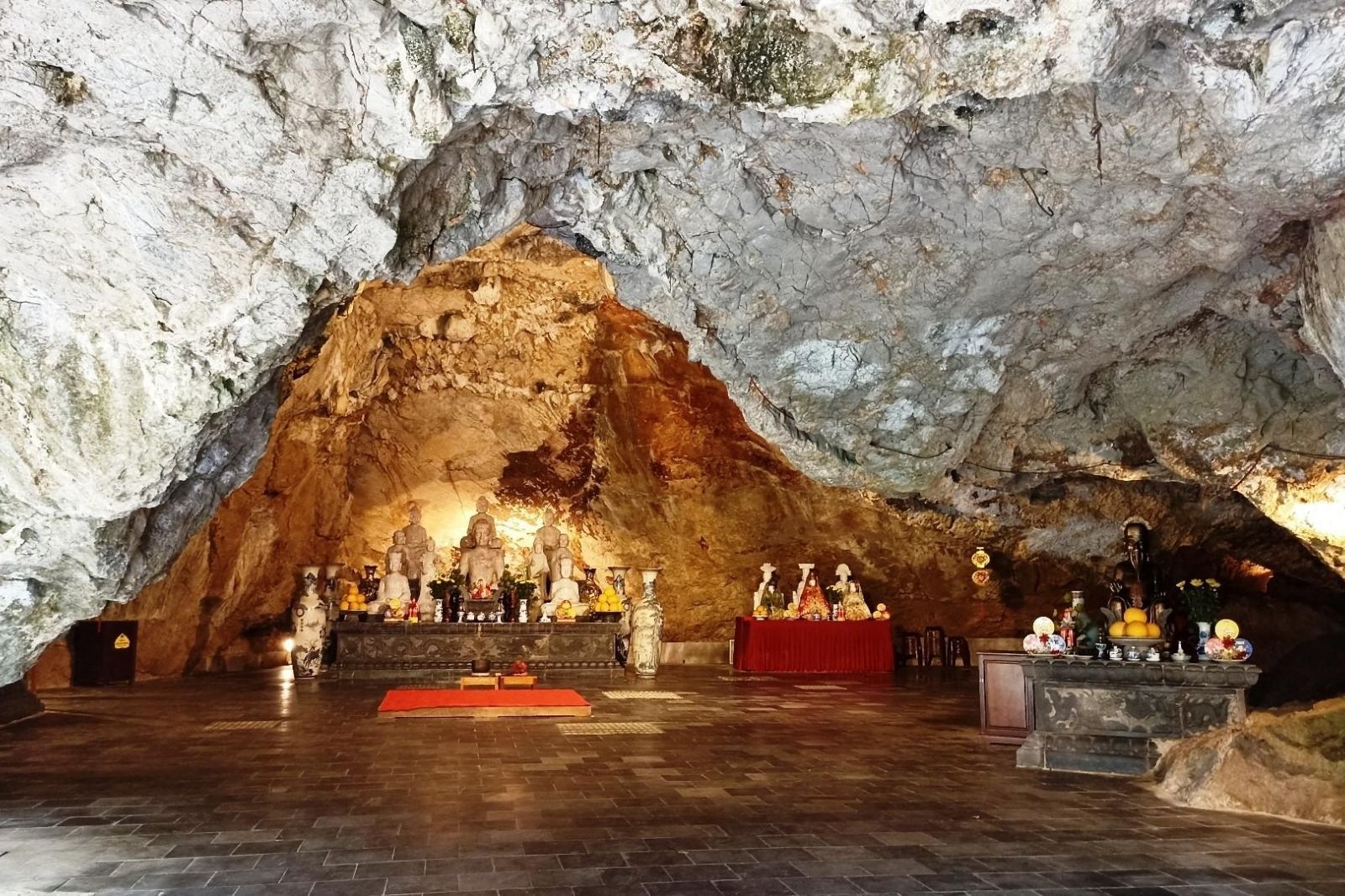 Ngôi chùa cổ trong hang đá