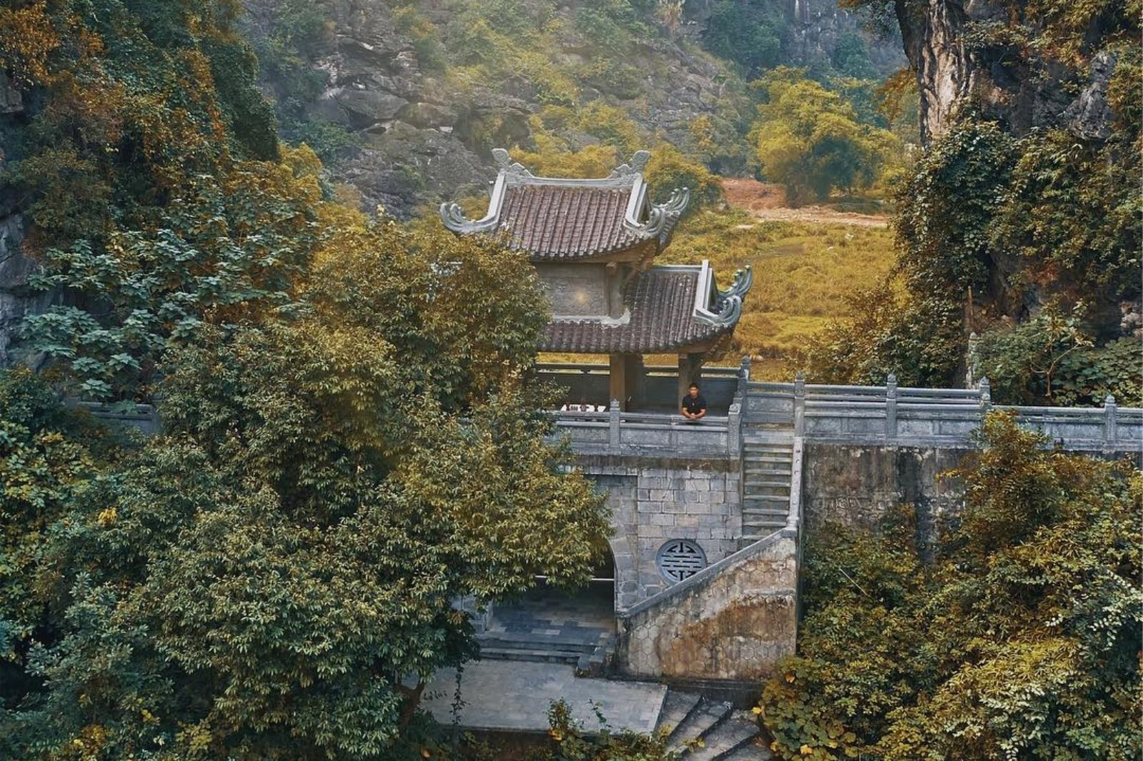 Ngôi chùa nằm ẩn mình ở Tuyệt Tình Cốc