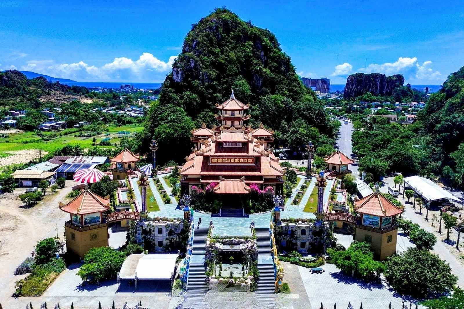 Ngôi chùa nằm ngay dưới chân núi Kim Sơn