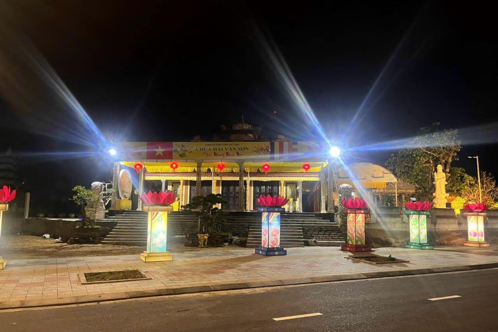 Ngôi cổ tự dưới chân Đèo Hải Vân