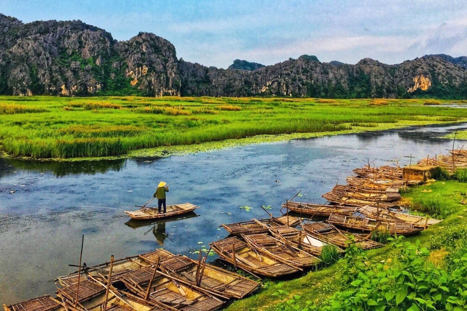 Ngồi thuyền nan chiêm ngưỡng vẻ đẹp thơ mộng Đầm Vân Long